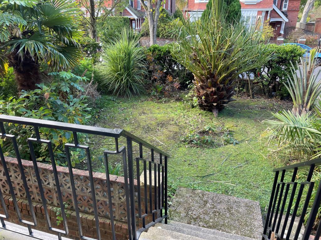 Lot: 32 - FLAT WITH GARAGE AND GARDEN IN NEED OF UPDATING - Steps from balcony to rear garden